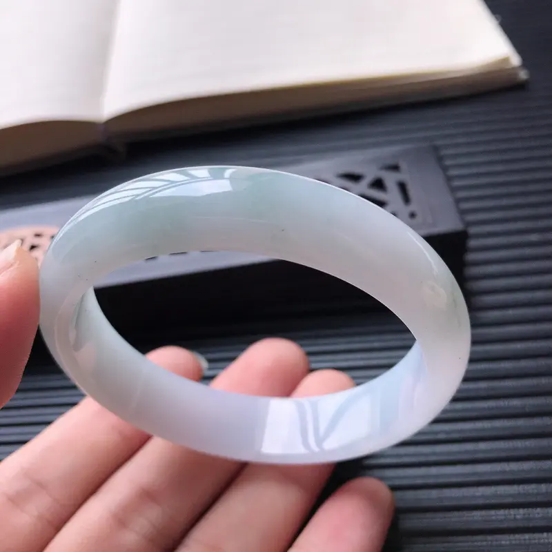 【天然翡翠A货细糯种淡紫底正圈宽边手镯,尺寸56.6-13.6-7mm,玉质细腻,种水好 ,胶感十足,底色好,上手效果漂亮】图6