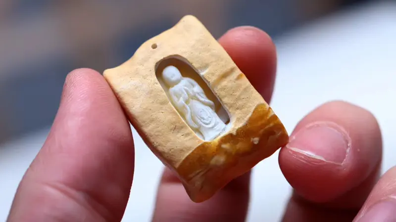 【「无相佛」白蜡吊坠
敦煌石窟壁画风 柴秀文大师作品 天然器型巧雕而成 玲珑精致 佛本无相 以众生相作为相 所以每人心中佛相都不一样 规格32.7*23.7*9.6 克重5.65克】图3
