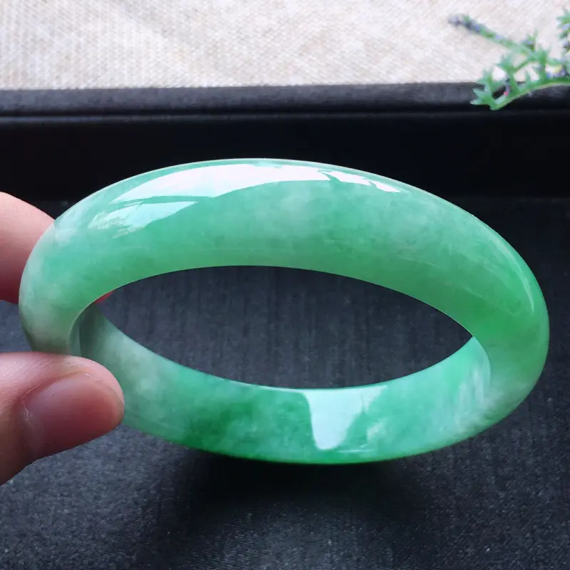 【精品翡翠手镯,雕工精美,玉质莹润,尺寸:内径:56.6MM,玉:12.5*7.8MM,总质量:56.3g】图5