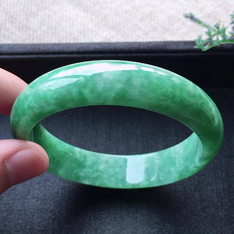 【精品翡翠手镯,雕工精美,玉质莹润,尺寸:内径:57MM,玉:13.9*7.3MM,总质量:55.1】图6