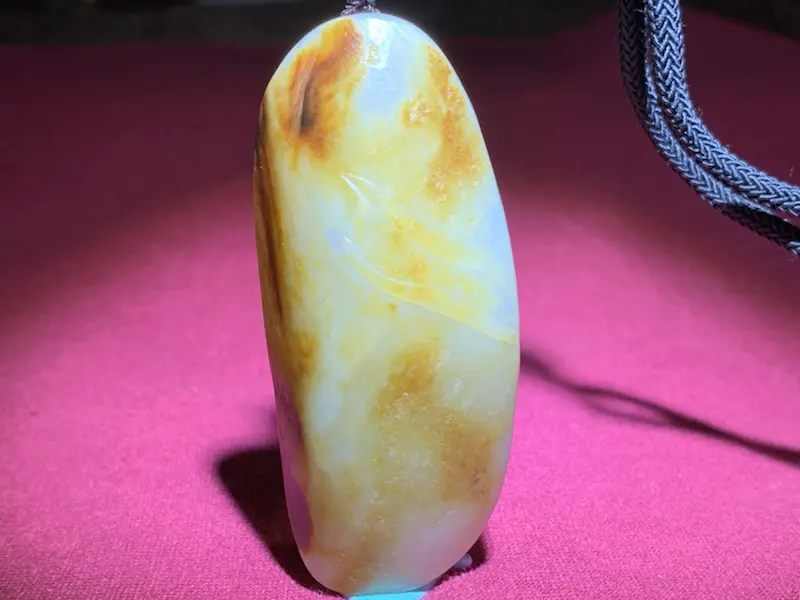 【苏工名家作品【一品清廉】新疆和田玉籽料挂件,精雕莲花,莲花出淤泥而不染,濯清涟而不妖,高洁素雅,鸟儿轻盈站在枝头,活泼生动,背部留有满皮,收藏佳品。】图2
