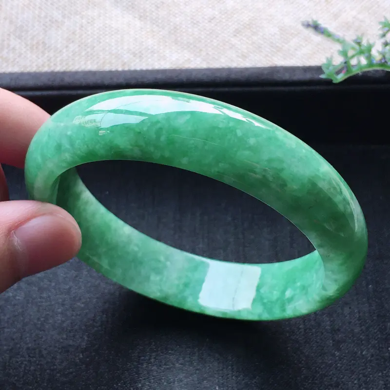 【精品翡翠手镯,雕工精美,玉质莹润,尺寸:内径:57MM,玉:13.9*7.3MM,总质量:55.1】图1