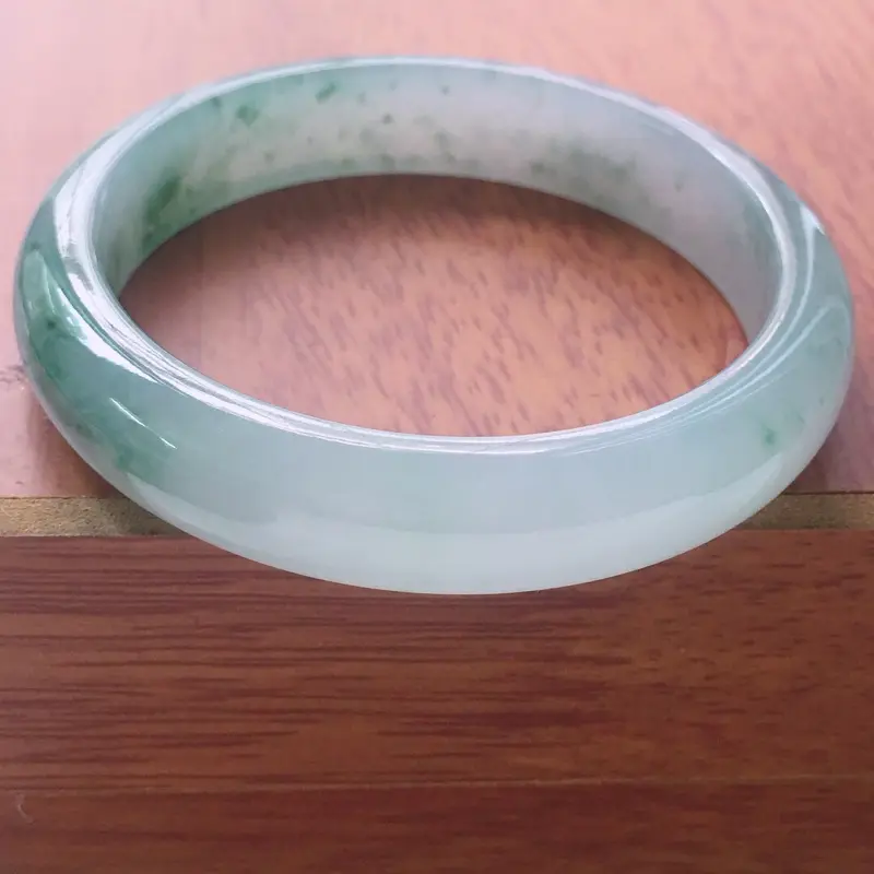 【缅甸翡翠54圈口飘花正圈手镯,自然光实拍,颜色漂亮,玉质莹润,佩戴佳品,尺寸:54.8*12.0*7.6mm,重45.89克】图1