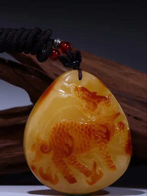 【纯天然原矿精品鸡油黄俏色蜜蜡【麒麟】挂件
(麒麟踏祥云,人间百难消),题材新颖,寓意美好,雕刻很精美,俏色蜜蜡原皮巧雕,栩栩如生,真正的大师工艺,色泽油润,密度饱满浓厚,鸡油黄之色更显尊贵与不凡,手工作品,实物上手更美,全品无杂无裂,无任何瑕疵,非常完美一件,有缘者得,喜欢不要错过!错过无。克重45.39克!尺寸61.9*54*22.7mm,打孔已配绳!###】图1
