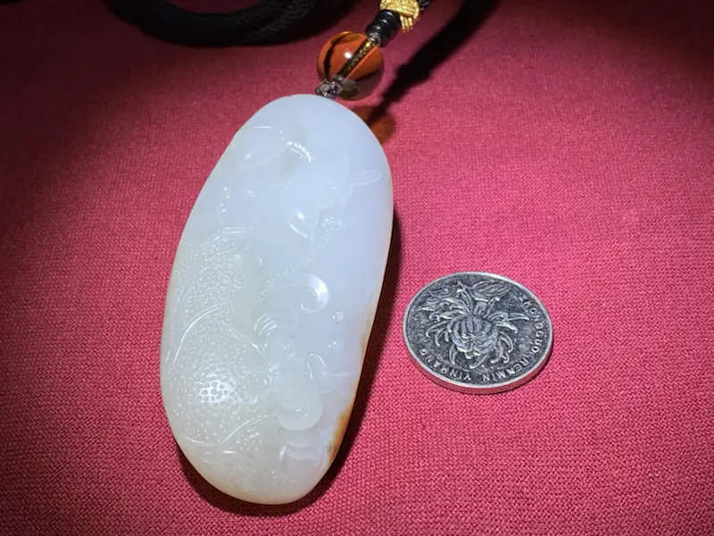 【苏工名家作品【一品清廉】新疆和田玉籽料挂件,精雕莲花,莲花出淤泥而不染,濯清涟而不妖,高洁素雅,鸟儿轻盈站在枝头,活泼生动,背部留有满皮,收藏佳品。】图11