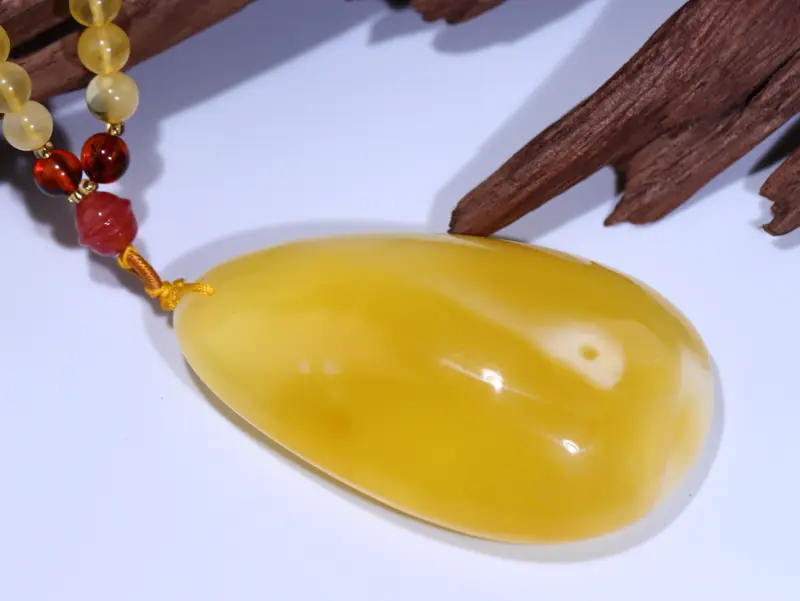 【纯天然原矿精品鸡油黄飘白花蜜蜡水滴
全品无瑕疵,无杂无裂,密度饱满,蜡质浓郁,色泽油润细腻,唯美意境,浓郁鸡油黄之色显示出蜜蜡华贵大气,加之体内流动蜜纹路更是锦上添花,色调浓烈却纯粹,温润如故般的舒服。戴起来古典静雅!完美品质。有缘者得。配手工设计蜜蜡项链。
尺寸66*38*20mm克重22.5克,总重43.85克!】图3