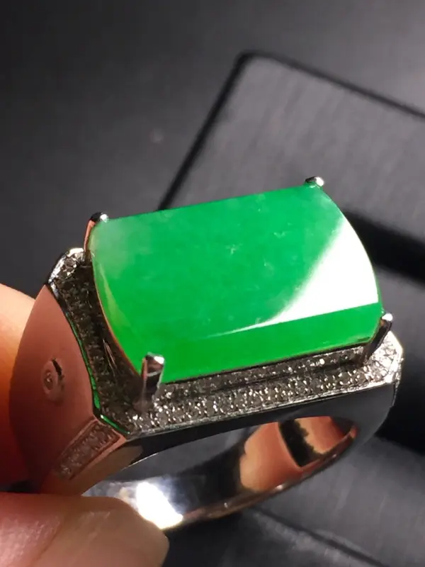 【翡翠A货,阳绿马鞍戒指,18k真金真钻镶嵌,完美,种水超好,玉质细腻。】图2