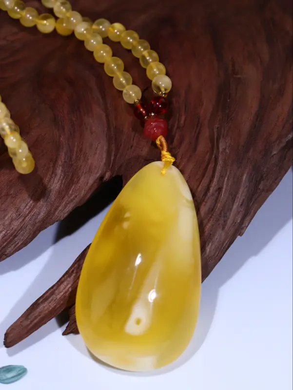 【纯天然原矿精品鸡油黄飘白花蜜蜡水滴
全品无瑕疵,无杂无裂,密度饱满,蜡质浓郁,色泽油润细腻,唯美意境,浓郁鸡油黄之色显示出蜜蜡华贵大气,加之体内流动蜜纹路更是锦上添花,色调浓烈却纯粹,温润如故般的舒服。戴起来古典静雅!完美品质。有缘者得。配手工设计蜜蜡项链。
尺寸66*38*20mm克重22.5克,总重43.85克!】图4