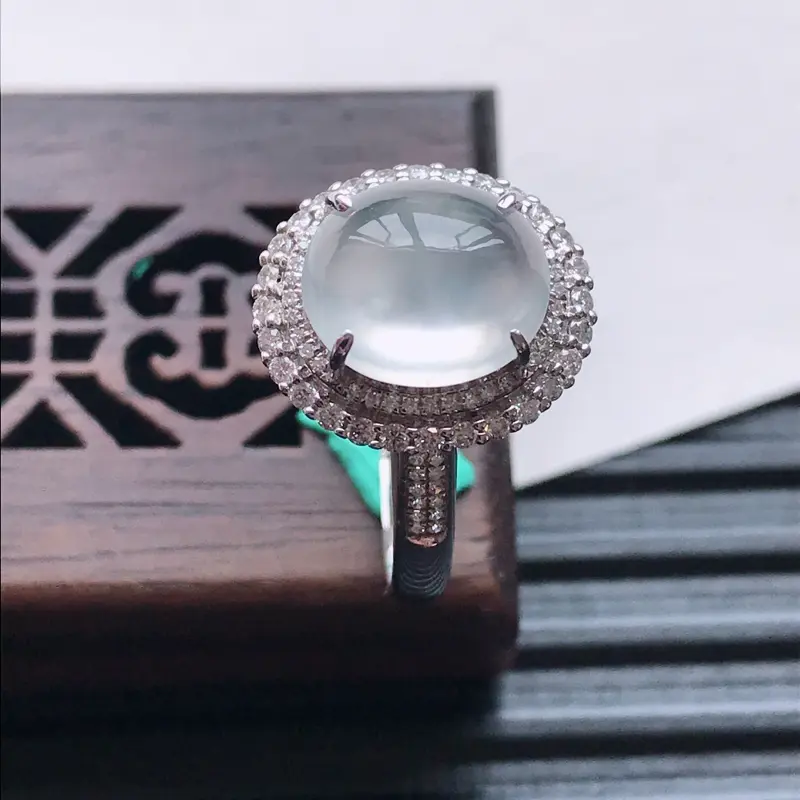 【天然翡翠A货18K金镶嵌伴钻冰种白冰精美蛋面戒指,内径尺寸18mm,裸石尺寸9.6-8.6-4mm,玉质细腻,种水好 胶感十足,底色漂亮,上身效果漂亮】图1