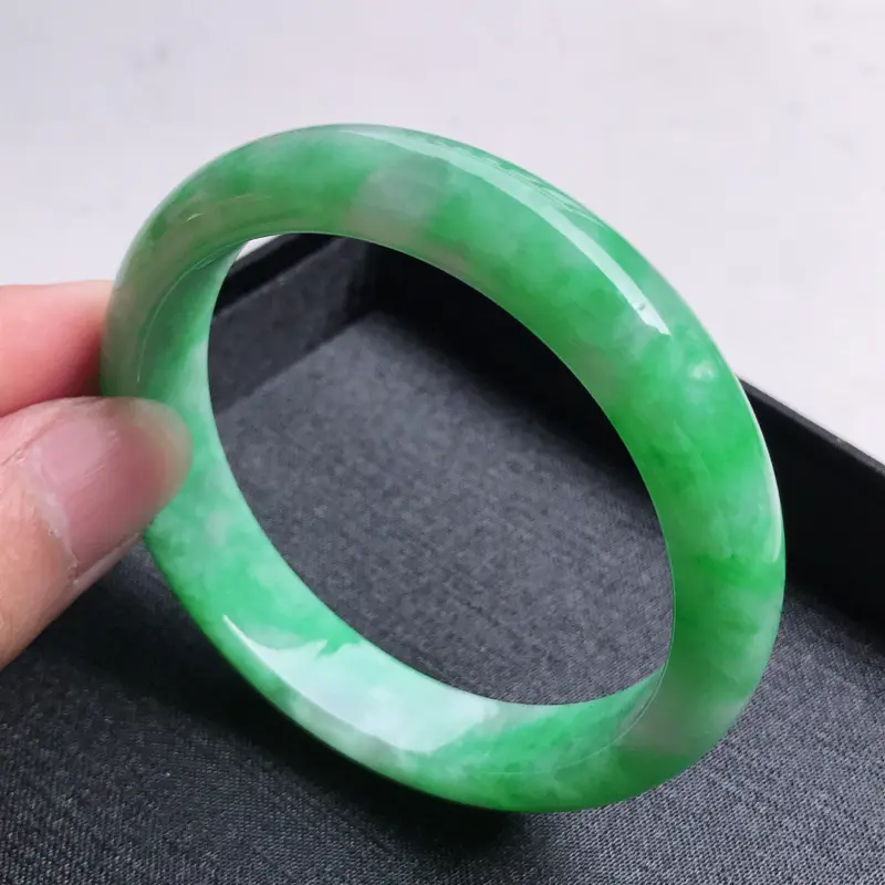 【正圈58,缅甸天然翡翠好种冰润老坑手镯,尺寸:58*12.7*8,质地细腻,种老水足,水润飘阳绿,小棉纹,颜色漂亮。100617】图3
