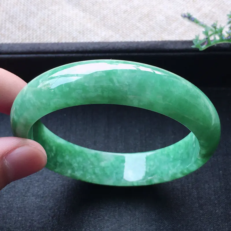 【精品翡翠手镯,雕工精美,玉质莹润,尺寸:内径:57MM,玉:13.9*7.3MM,总质量:55.1】图7
