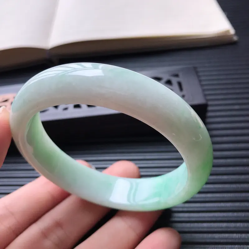 【天然翡翠A货细糯种飘绿正圈宽边手镯,尺寸57.8-14-7.7mm,玉质细腻,种水好 ,胶感十足,底色好,上手效果漂亮】图4