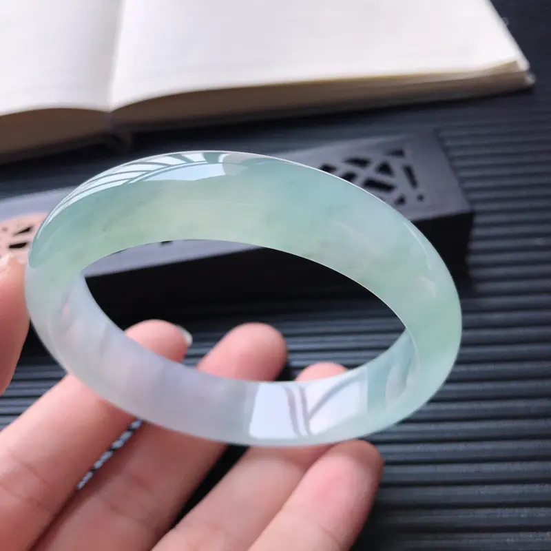 【天然翡翠A货冰种通透水润起荧光晴水正圈宽边手镯,尺寸58.8-14-7.3mm,玉质细腻,种水好 ,胶感十足,底色好,上手效果漂亮】图6
