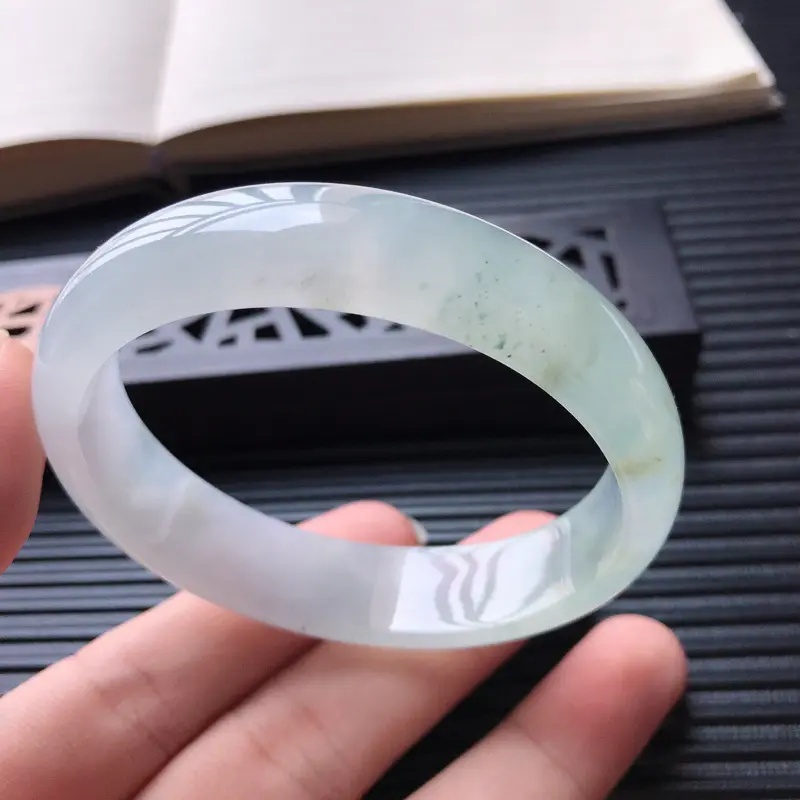 【天然翡翠A货冰糯种水润飘绿宽边贵妃手镯,尺寸57.5-49.8-14-6.8mm,相当于正圈55.5mm,玉质细腻,种水好 ,胶感十足,底色好,上手效果漂亮】图6