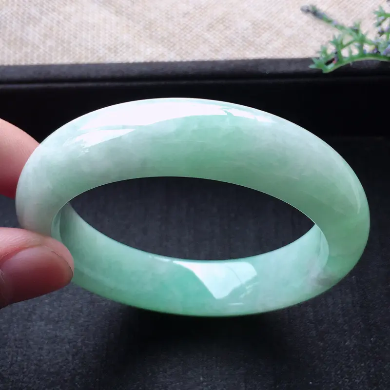 【精品翡翠手镯,雕工精美,玉质莹润,尺寸:内径:52.5MM,玉:13.5*8.8MM,总质量:63.5g】图5