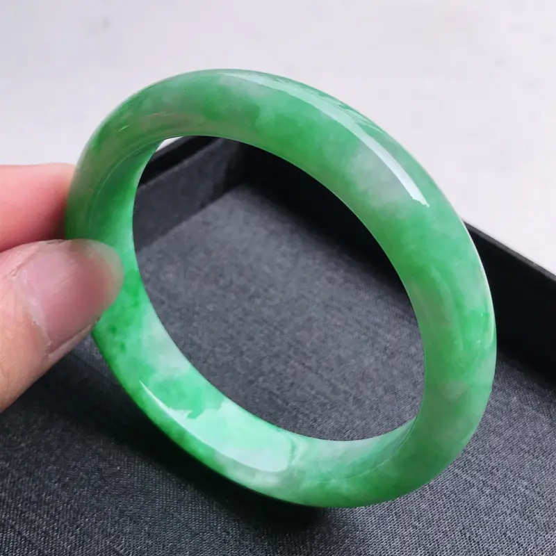 【正圈58,缅甸天然翡翠好种冰润老坑手镯,尺寸:58*12.7*8,质地细腻,种老水足,水润飘阳绿,小棉纹,颜色漂亮。100617】图5