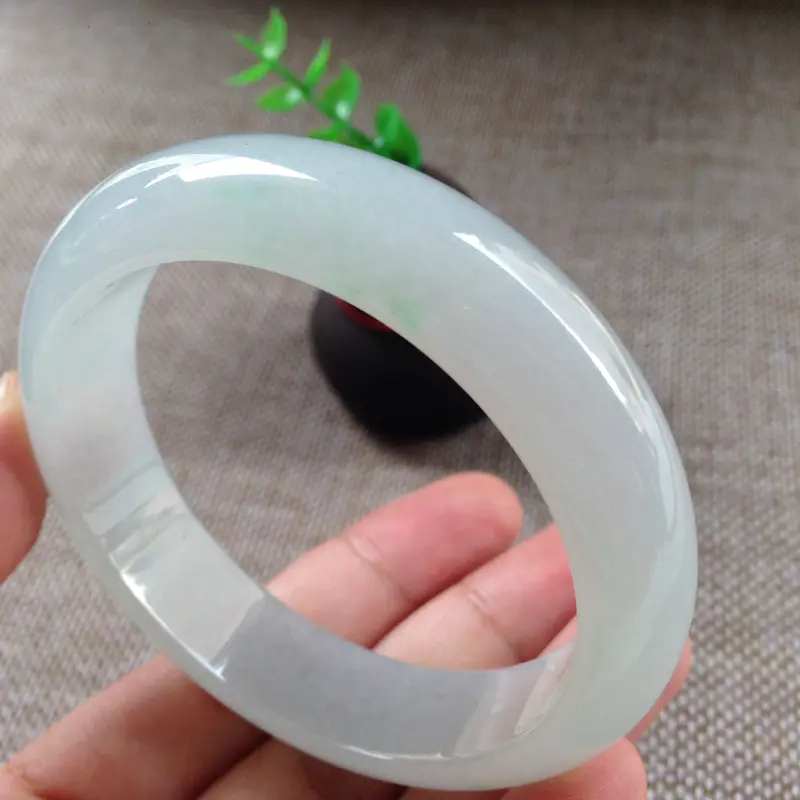 【糯化种飘绿正圈,55.6圈口,玉质细腻,种水足,绿花清新淡雅,有杂质无影响】图4