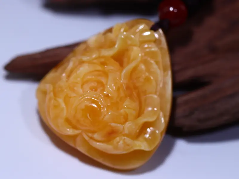 【纯天然俄料暴力鸡油黄偏红蜜蜡牡丹花吊坠
天然色无任何优化,密度饱满,花纹漂亮,蜡质浓郁,色泽油润,满色鸡油红更显花朵娇艳,加之体内流动的白花纹路更是美丽,花型饱满漂亮,片片花瓣层次分明 ,雕工精湛,栩栩如生,女神必备。佩戴彰显高贵气质。错过无!
克重14.8克,尺寸:高39mm宽36.5mm厚21mm】图4
