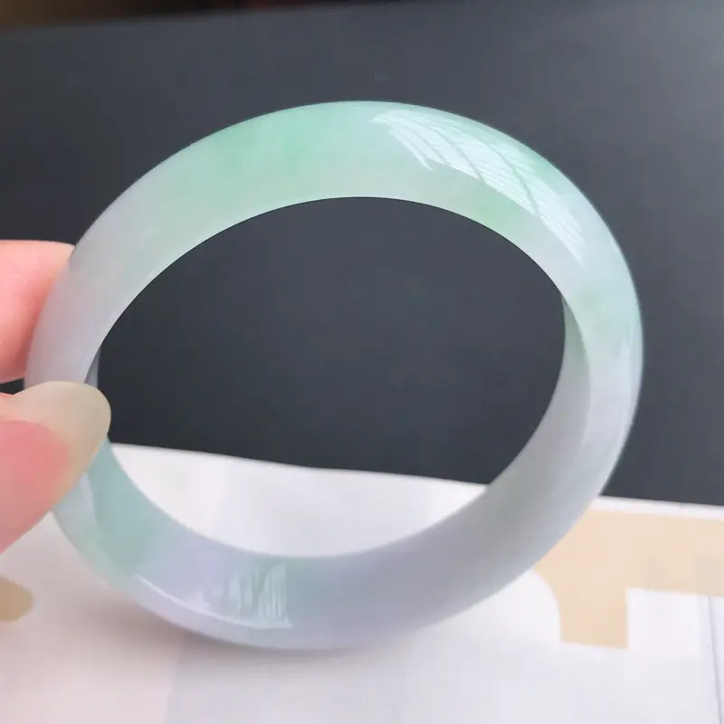 【翡翠A货老坑糯种飘绿贵妃手镯,圈口:56.8×50.8×13.7×7mm,种好水润,料子细腻,版型端庄,上手漂亮,适合正圈55mm】图7