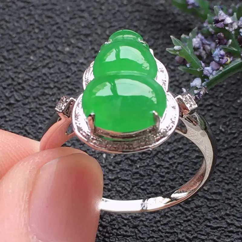 【精品翡翠18K镶嵌伴钻葫芦戒指,雕工精美,玉质莹润,尺寸:内径:17.6MM,裸石尺寸:12.5*8.9*3.2MM,总质量:2.7g】图7