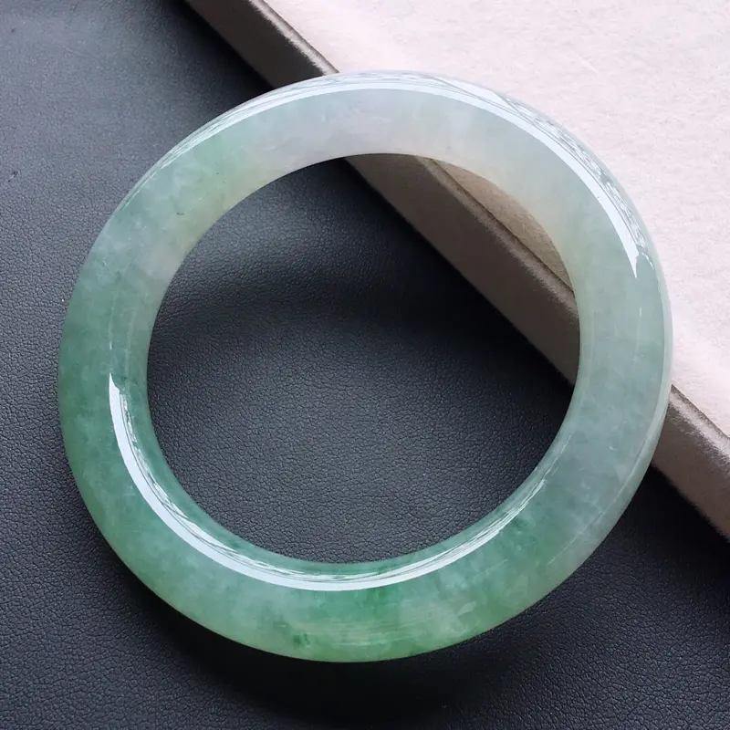 【糯种飘花圆条手镯,圈口:56.5mm 尺寸:11.8mm, 天然翡翠A货玉质细腻精雕细雕手镯, 颜色好 佩戴上手漂亮】图1