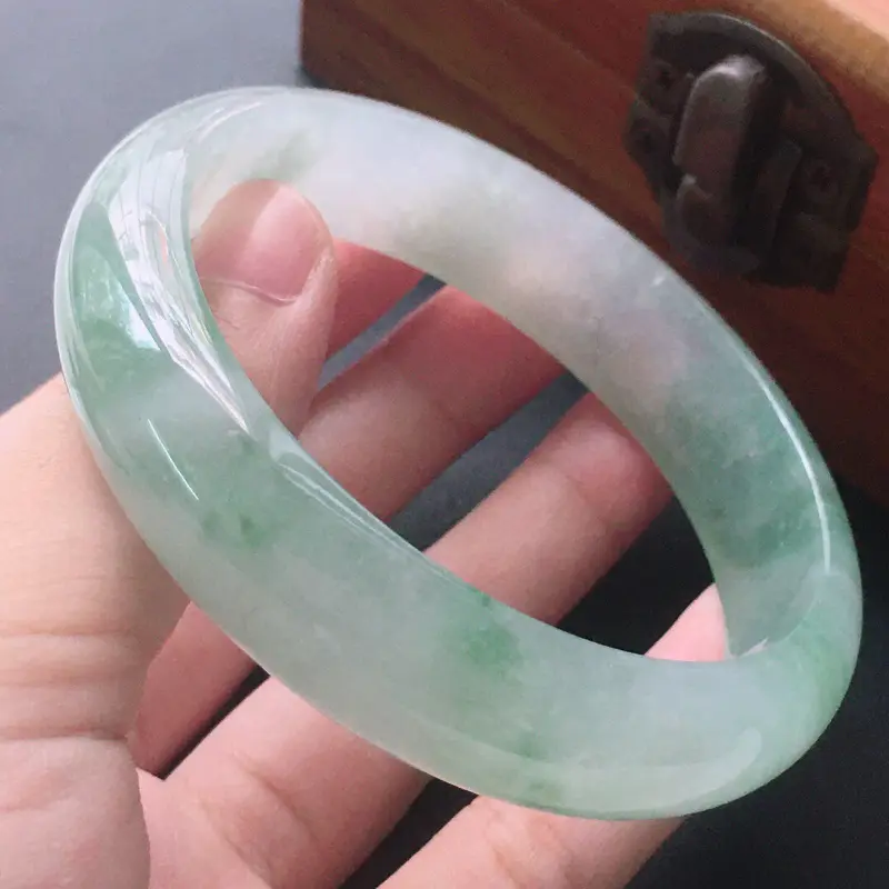 【缅甸翡翠56圈口飘花正圈手镯,自然光实拍,颜色漂亮,玉质莹润,佩戴佳品,尺寸:56.5*14.1*7.6mm,重53.48克】图6