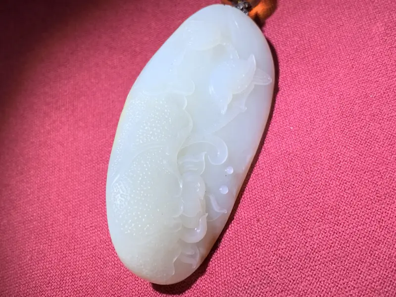 【苏工名家作品【一品清廉】新疆和田玉籽料挂件,精雕莲花,莲花出淤泥而不染,濯清涟而不妖,高洁素雅,鸟儿轻盈站在枝头,活泼生动,背部留有满皮,收藏佳品。】图8