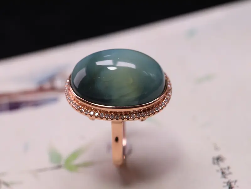 【【精品荧光镶嵌戒指💍】
规格:20.8*16.2*9.6*
重量:5.20克
圈口:15#
18K金镶嵌南非钻石,佩戴奢华、独特,特别漂亮,完美品质,可改圈口!】图7