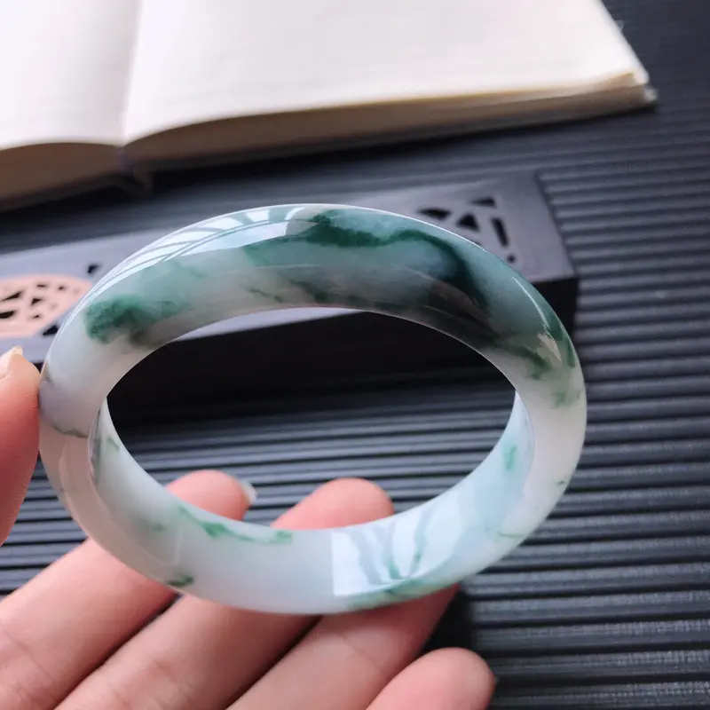 【天然翡翠A货细糯种飘花正圈宽边手镯,尺寸55.5-13.4-7.3mm,玉质细腻,种水好 ,胶感十足,底色好,上手效果漂亮】图6