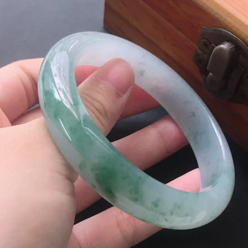 【缅甸翡翠54圈口飘花正圈手镯,自然光实拍,颜色漂亮,玉质莹润,佩戴佳品,尺寸:54.8*12.0*7.6mm,重45.89克】图6