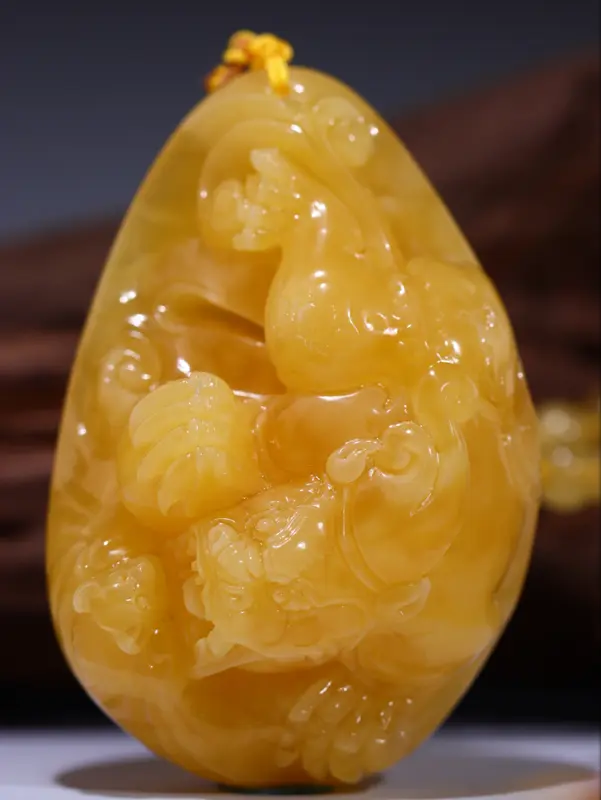 【纯天然原矿精品鸡油黄花蜡貔貅挂件
蜡质实,满蜡,密度饱满,雕刻很精美,栩栩如生,真正的大师工艺,色泽油润,密度饱满浓厚,鸡油黄之色更显尊贵与不凡,手工作品,实物上手更美,全品无杂无裂,无任何瑕疵,貔貅招财转运,非常完美一件,有缘者得,喜欢不要错过!错过无。
裸重35.5克。总重61克,尺寸69*47*27mm】图2