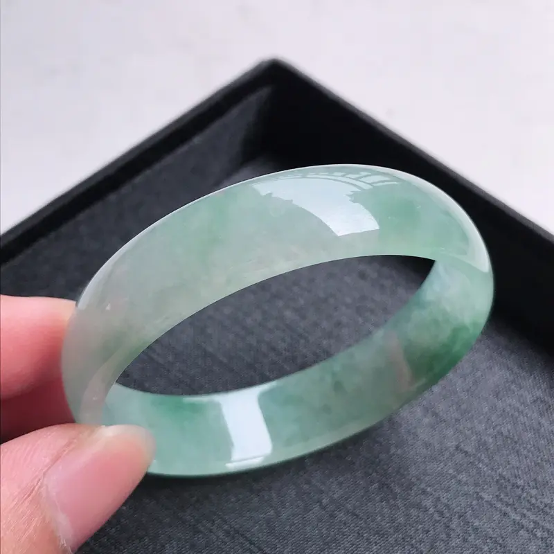 【正圈52.6,缅甸天然翡翠好种冰润老坑手镯,尺寸:52.6*13.7*4.2,质地细腻,种老水足,冰润飘绿,高档完美,颜色漂亮。100616】图7