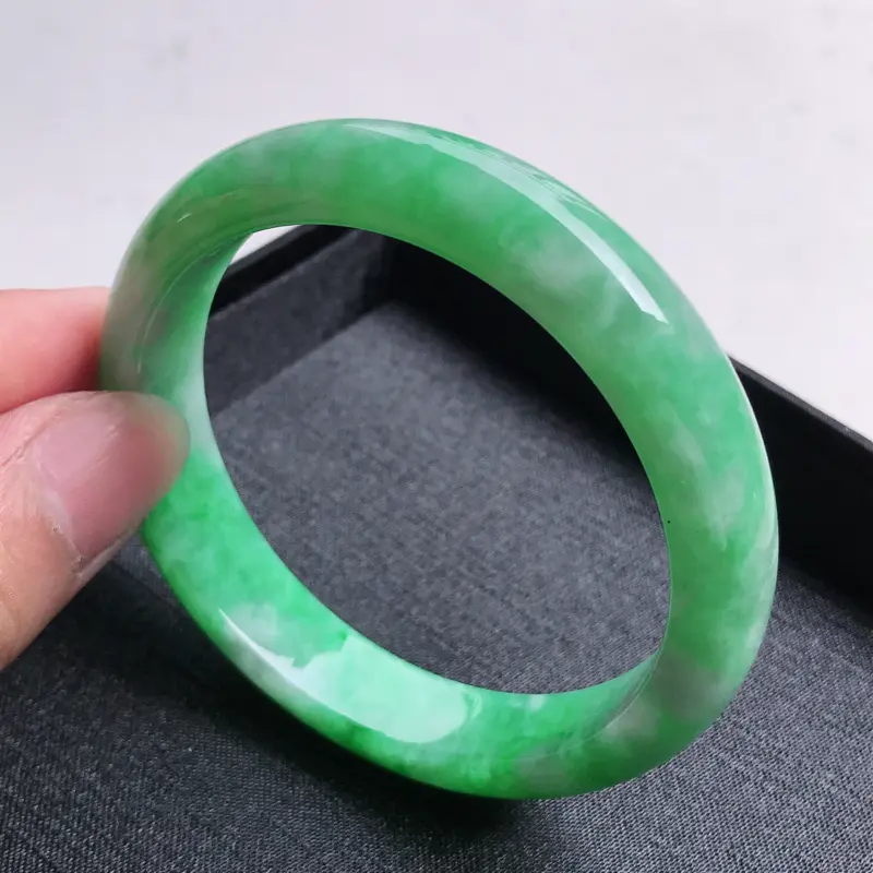 【正圈58,缅甸天然翡翠好种冰润老坑手镯,尺寸:58*12.7*8,质地细腻,种老水足,水润飘阳绿,小棉纹,颜色漂亮。100617】图2