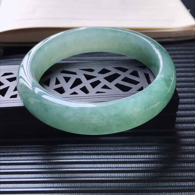 【天然翡翠A货糯化种水润满色正圈宽边手镯,尺寸58.4-14.6-8mm,玉质细腻,种水好 ,胶感十足,底色好,上手效果漂亮##】图1