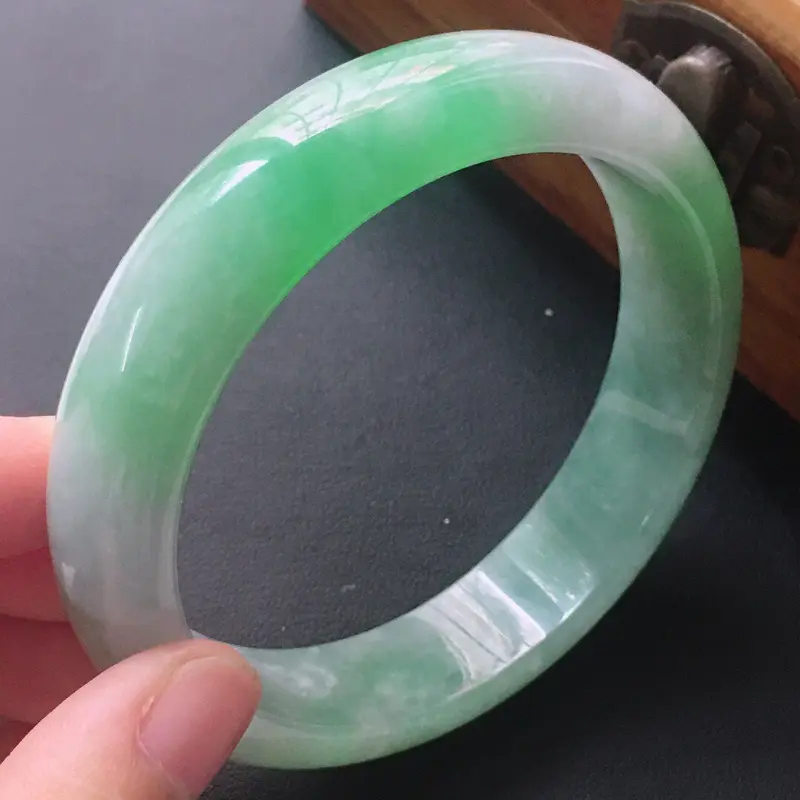 【缅甸翡翠57圈口带翠正圈手镯,自然光实拍,颜色漂亮,玉质莹润,佩戴佳品,尺寸:57.0*14.2*8.2mm,重59.18克】图3