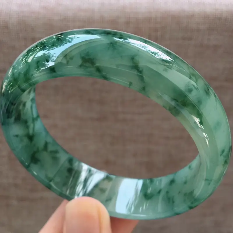 【细腻飘花大圈口大宽边正装62圈口手镯,完美无纹裂,尺寸62*17.8*8mm】图1