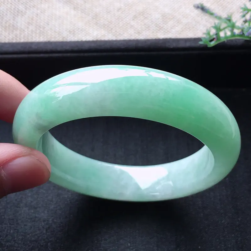 【精品翡翠手镯,雕工精美,玉质莹润,尺寸:内径:52.5MM,玉:13.5*8.8MM,总质量:63.5g】图2