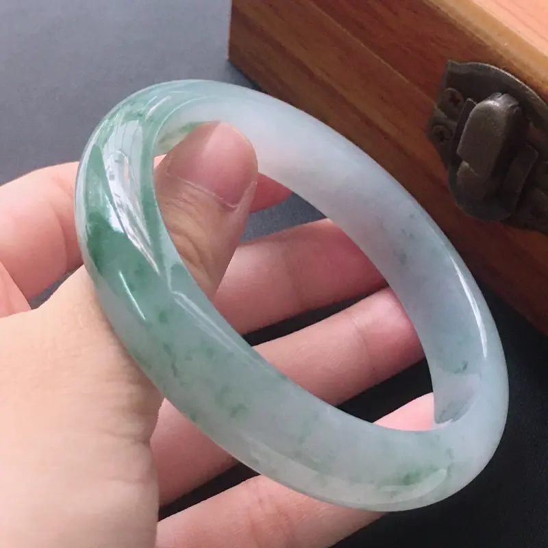 【缅甸翡翠54圈口飘花正圈手镯,自然光实拍,颜色漂亮,玉质莹润,佩戴佳品,尺寸:54.8*12.0*7.6mm,重45.89克】图7