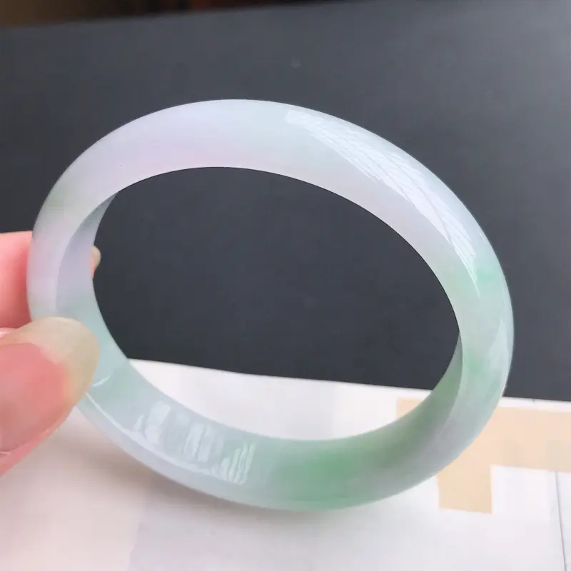【翡翠A货老坑糯种飘绿贵妃手镯,圈口:56.8×50.8×13.7×7mm,种好水润,料子细腻,版型端庄,上手漂亮,适合正圈55mm】图5