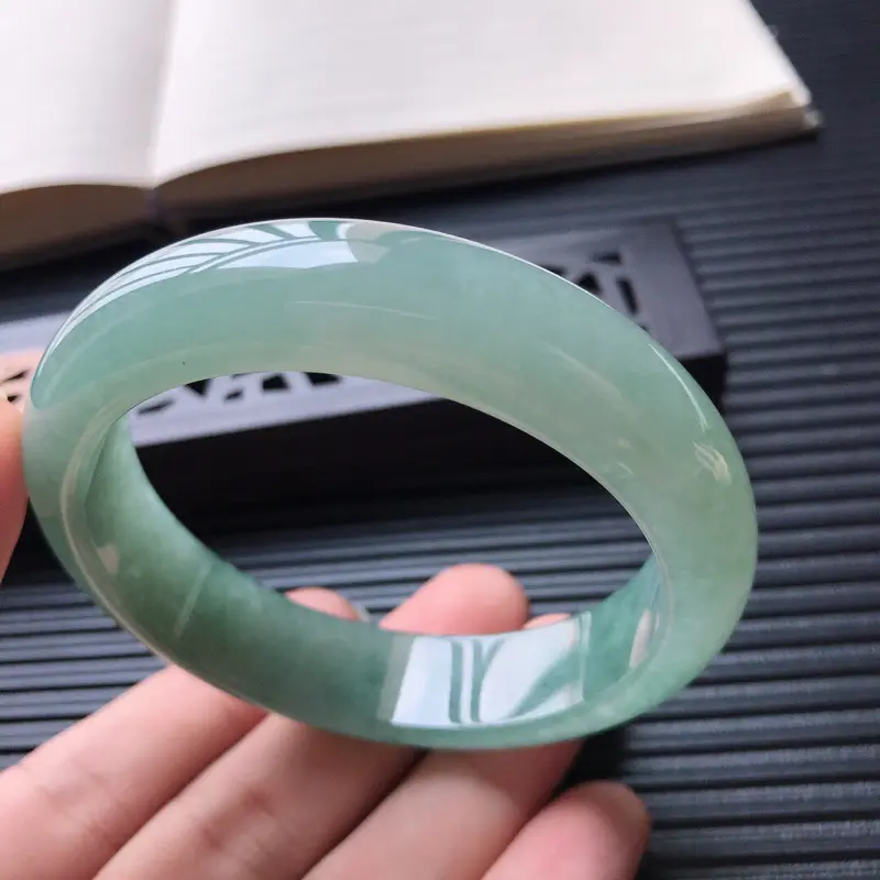 【天然翡翠A货糯化种水润满色正圈宽边手镯,尺寸58.4-14.6-8mm,玉质细腻,种水好 ,胶感十足,底色好,上手效果漂亮##】图4