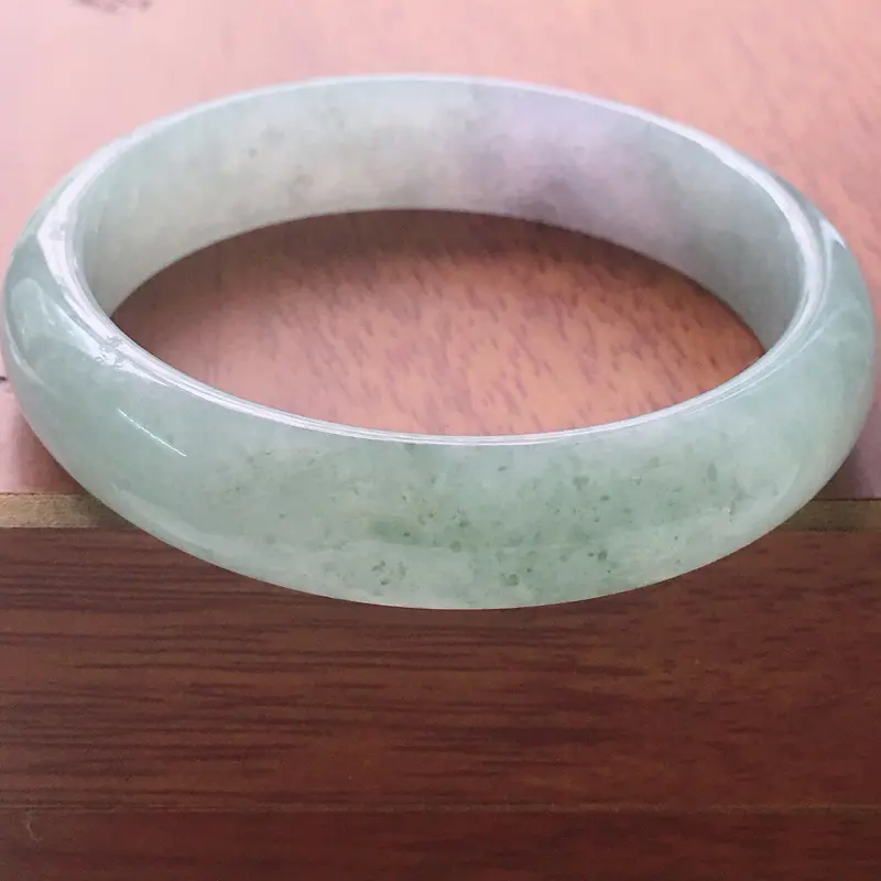 【缅甸翡翠57圈口正圈手镯,自然光实拍,颜色漂亮,玉质莹润,佩戴佳品,尺寸:57.3*14.0*7.5mm,重52.75克】图2