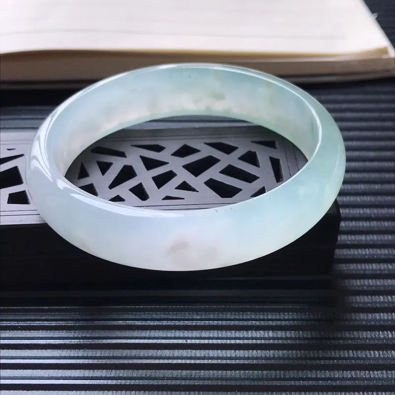 【天然翡翠A货冰糯种水润飘绿宽边贵妃手镯,尺寸57.5-49.8-14-6.8mm,相当于正圈55.5mm,玉质细腻,种水好 ,胶感十足,底色好,上手效果漂亮】图2