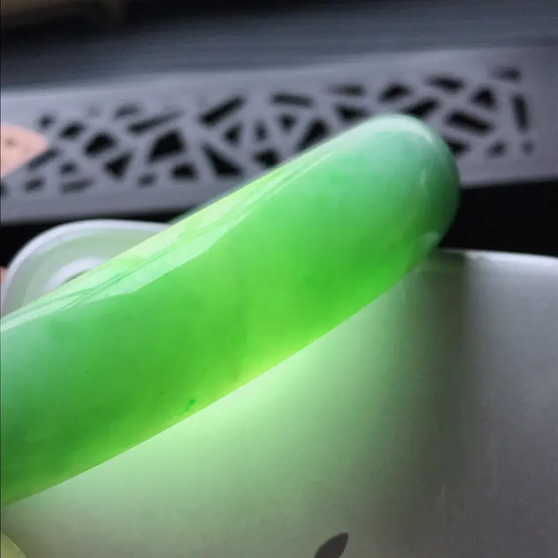 【天然翡翠A货细糯种飘绿正圈宽边手镯,尺寸57-14.7-7.2mm,打灯有纹,不扣手,玉质细腻,种水好 ,胶感十足,底色好,上手效果漂亮】图7
