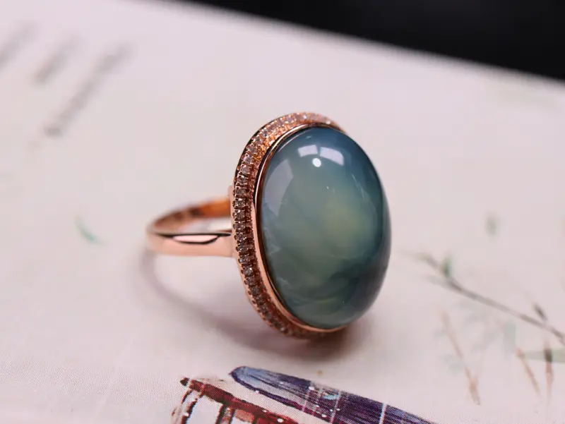 【【精品荧光镶嵌戒指💍】
规格:20.8*16.2*9.6*
重量:5.20克
圈口:15#
18K金镶嵌南非钻石,佩戴奢华、独特,特别漂亮,完美品质,可改圈口!】图1
