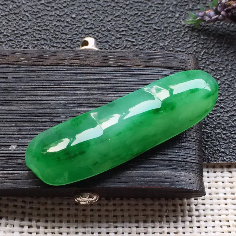 【精品翡翠四季平安戒面,雕工精美,玉质莹润,尺寸:玉:34.5*10.2*5.6MM,总质量:3.3g】图5