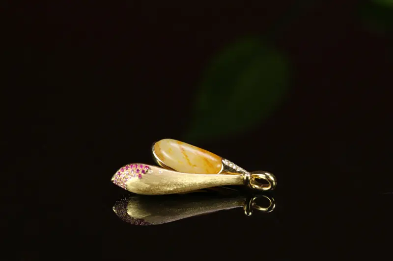 【名称:花开富贵
重量:净重8.5g (不含链子)
尺寸:35*16*7mm
材质: 新疆和田玉籽料
描述:独籽无修镶嵌 18K金镶嵌 南非钻石 彩宝 重金质感镶嵌 款式独特 值得拥有。】图4