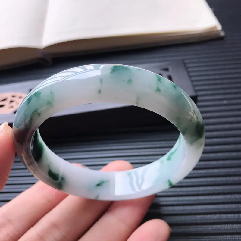 【天然翡翠A货细糯种飘花正圈宽边手镯,尺寸55.5-13.4-7.3mm,玉质细腻,种水好 ,胶感十足,底色好,上手效果漂亮】图5