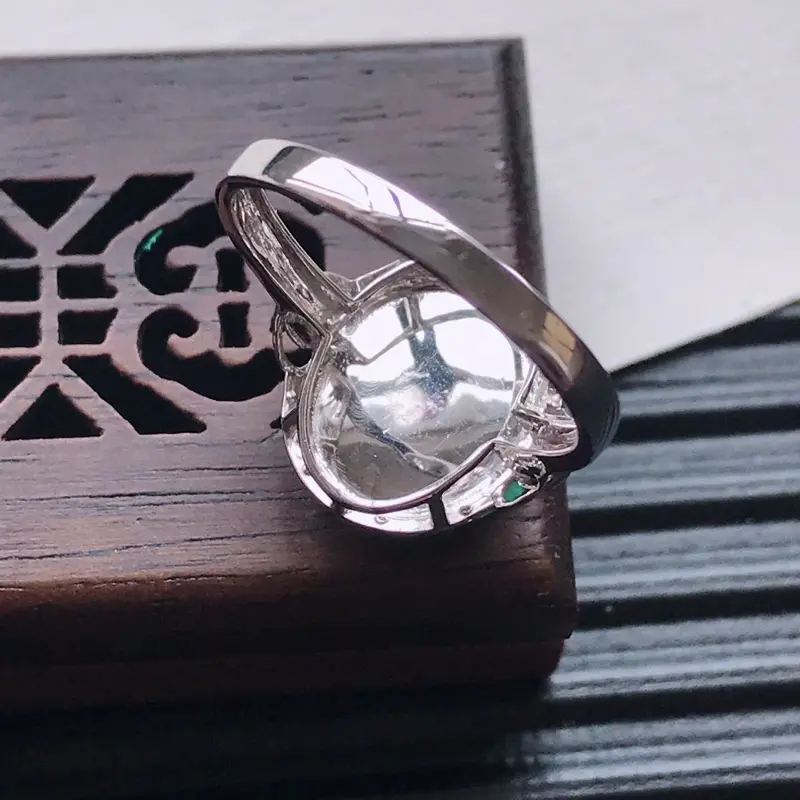【天然翡翠A货18K金镶嵌伴钻糯化种满绿精美蛋面戒指,内径尺寸18mm,裸石尺寸10.8-9.8-3mm,玉质细腻,种水好 胶感十足,底色漂亮,上身效果漂亮##】图4