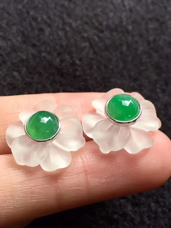 【冰种木那阳阳绿蛋面水晶花耳坠,简单大方优雅,裸石7.5:7.5:4mm,整体16.5:16.5:9.2mm,绿蛋完美,种色俱佳!喜欢别错过!(请先咨询再下单)】图3