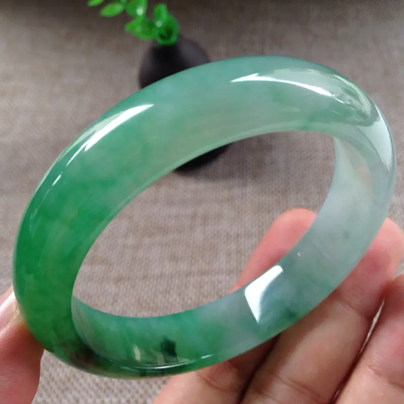 【阳绿辣色正圈,56圈口,高端精品料,种老水足,水润细腻,色泽浓郁鲜艳,上手贵气醒目,无纹裂】图7